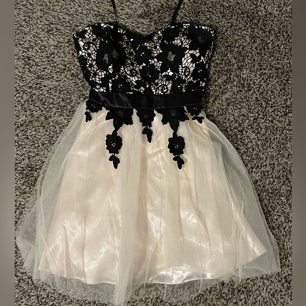 Cream and black homecoming dress. Size 4 with tooling